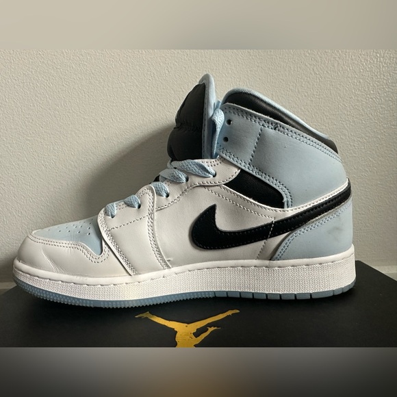 Air Jordan 1 mid SE (GS) - Picture 8 of 12
